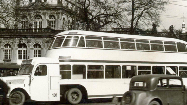 Die Postkarte zeigt einen der seltenen Busse am Zwinger.