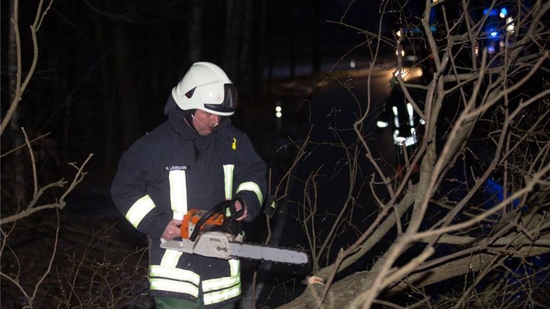 Mehrere Bräume brachen zwischen Demitz-Thumitz und Karlsdorf weg. Die Feuerwehr war im Einsatz.