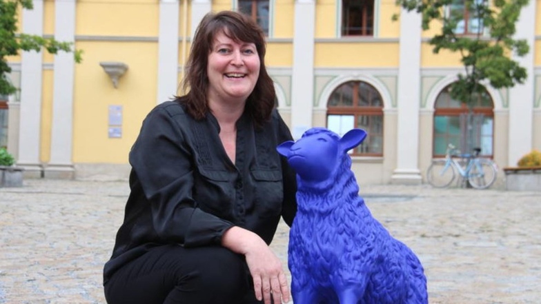 Beim Altstadtfestival werden auf dem Hauptmarkt 40 blaue Plastik-Schafe weiden. Corinna Seiler hat das Kunstprojekt nach Bautzen geholt.