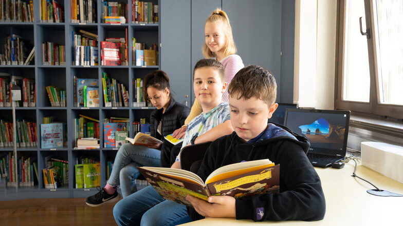 Der Griff zum Buch leicht gemacht: Florian, Paul, Sofia und Nele lernen an der 36. Oberschule und können dort nun eine Schulbibliothek nutzen.