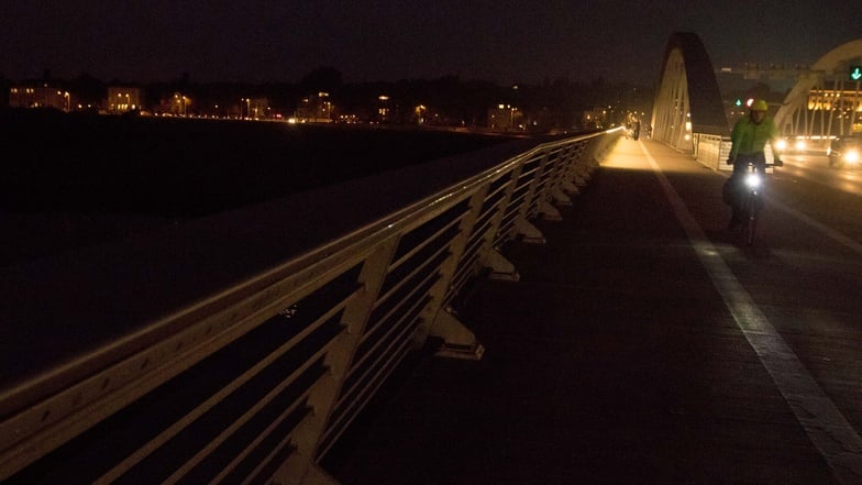 Dunkel bleibt hier der Geh- und Radweg auf der Waldschlößchenbrücke. Die größte Schwachstelle sind die LED-Lichtleisten, von denen bereits 775 ausgefallen waren und ersetzt werden mussten.