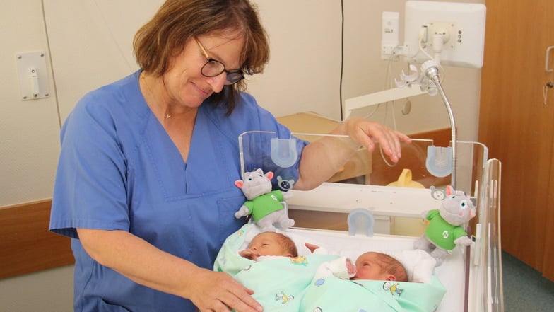 Astrid Riedel, leitende Hebamme in der Helios Weißeritztal-Klinik Freital, freut sich über die Zwillinge Ella und Emil.