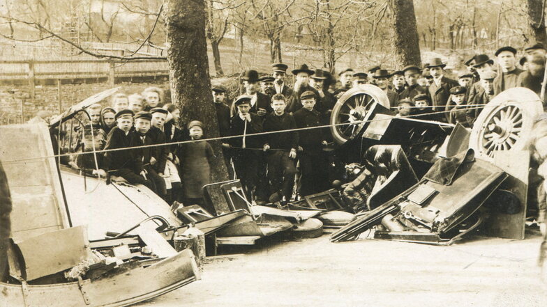 Autounfälle passieren heutzutage leider häufig. Wie war das früher? Dieser Fall aus dem Jahr 1910 zeigt ein völlig zerstörtes Automobil in Kesselsdorf.