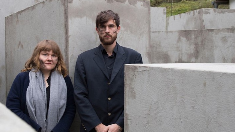 Vor zwei Jahren: Mitglieder des Künstlerkollektivs ZPS stehen in einem verkleinerten Nachbau des Berliner Holocaust-Mahnmals in Sichtweite des Grundstücks von AfD-Politiker Björn Höcke.