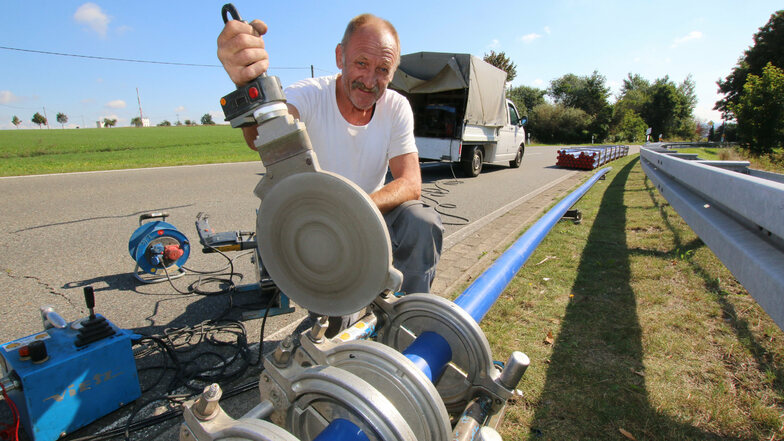 Fred Bormann von der Firma Erdmann Bau in Mügeln schweißt die Wasserrohre zusammen, die später im Bohrspülverfahren in die Straße eingebaut werden.