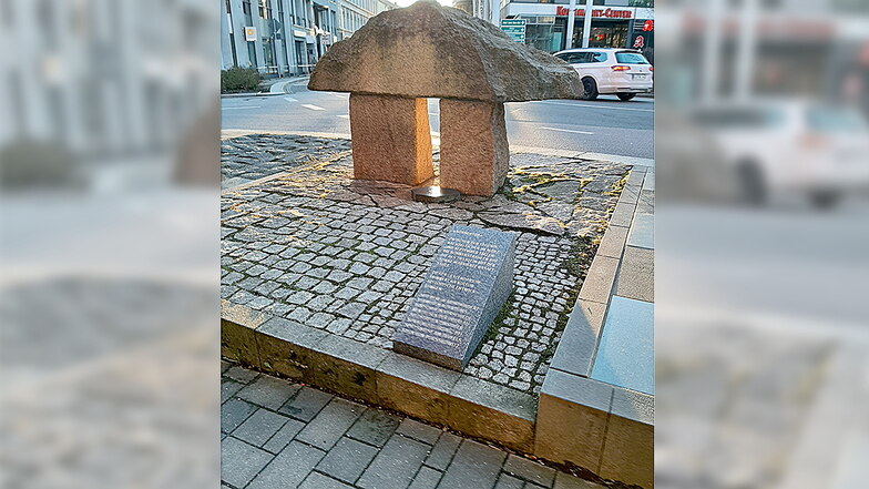 Das Sonnentor steht an prominenter Stelle vor dem Kornmarkthaus in Bautzen und wird durch einen Erklärtext ergänzt.