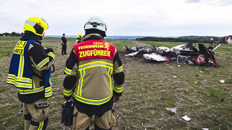 Bei einem Zusammenstoß von zwei Flugzeugen am Samstagabend am Rande von Gera sind zwei Menschen ums Leben gekommen. Feuerwehr und Polizei sind an der Unfallstelle.