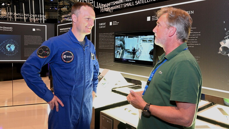 Der deutsche Esa-Astronaut Matthias Maurer hier im Interview mit SZ-Wissenschaftsredakteur Stephan Schön auf der Internationalen Luft- und Raumfahrtausstellung in Berlin.
