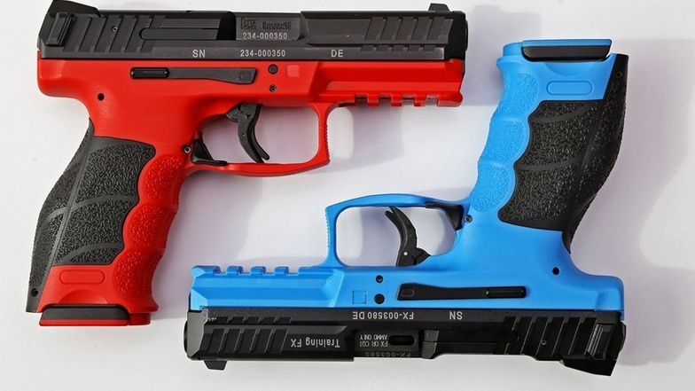 Bunt: Die neuen Dienstwaffen gibt es auch in Rot und Blau. Die Rote ist nur zum Vorführen und Zerlegen geeignet und schießt gar nicht, die Blaue verschießt Farbpatronen.