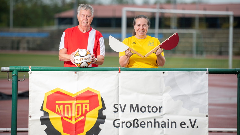 Die Leichtathletik-Trainerin Ute Richter und der Faustballer Eberhard Einbock vom SV Motor Großenhain im Husarensportpark. Der Verein begeht gerade sein 70-jähriges Jubiläum.