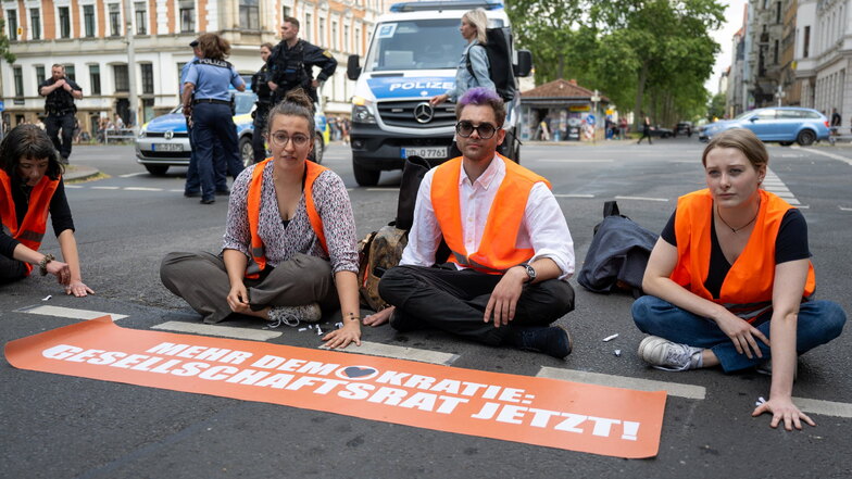 Bereits kurz nach dem Urteil am Dienstag haben sich die Klimaaktivisten erneut an der Straße festgeklebt.