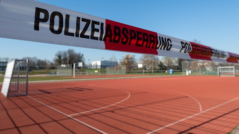Hier macht kein Kind Sport: Ein Fußballplatz im Dresdner Ostragehege ist zur Eindämmung des Coronavirus mit Absperrband der Polizei gesperrt.