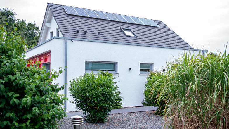 Mit einer Solaranlage auf dem Dach ist ein Haus unabhängiger vom Energiemarkt - und von seinen schwankenden Kosten.