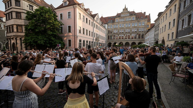 Das Jugendsinfonieorchester und die Bigband der Musikschule "Johann Adam Hiller" eröffneten das XXL-Podium auf dem Görlitzer Untermarkt.