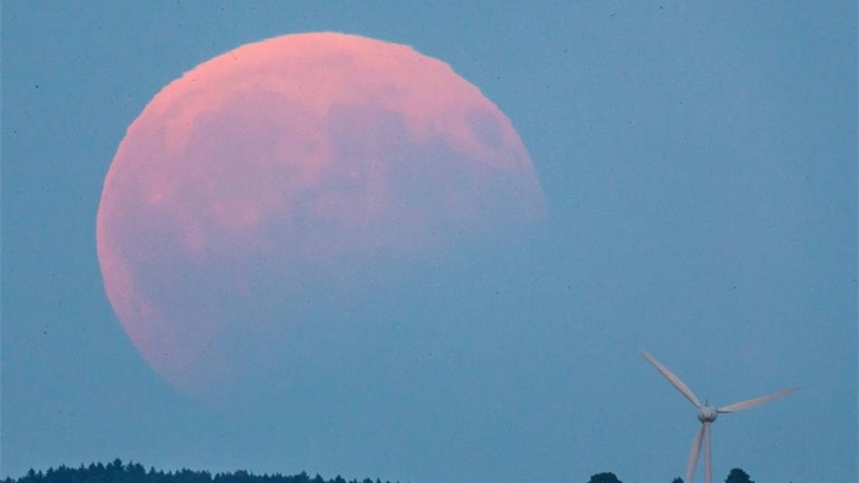 So ein großer roter Mond zeigte sich über Radeberg.