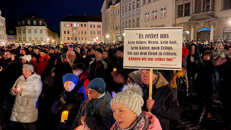 Hunderte Menschen haben an der Demo auf dem Marktplatz in Zittau teilgenommen. Einige trugen Schilder, andere Kerzen.