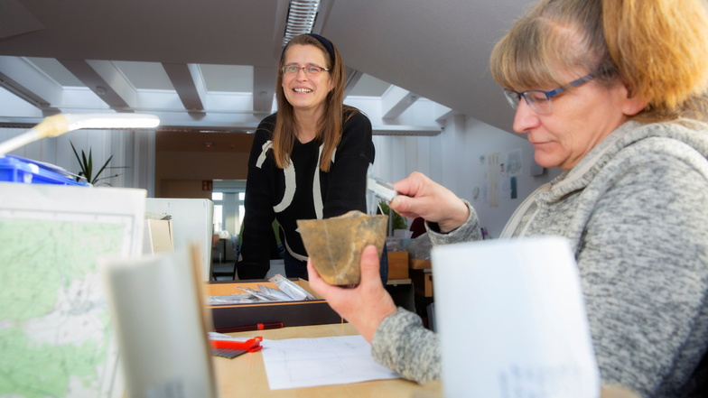 Silke Schneider (r.) erfasst ehrenamtlich archäologische Objekte im Museum der Westlausitz in Kamenz. Dort lief die Arbeit wegen Corona wochenlang auf Sparflamme. Nun freut sich Leiterin Friederike Koch-Heinrichs auf den Neustart.