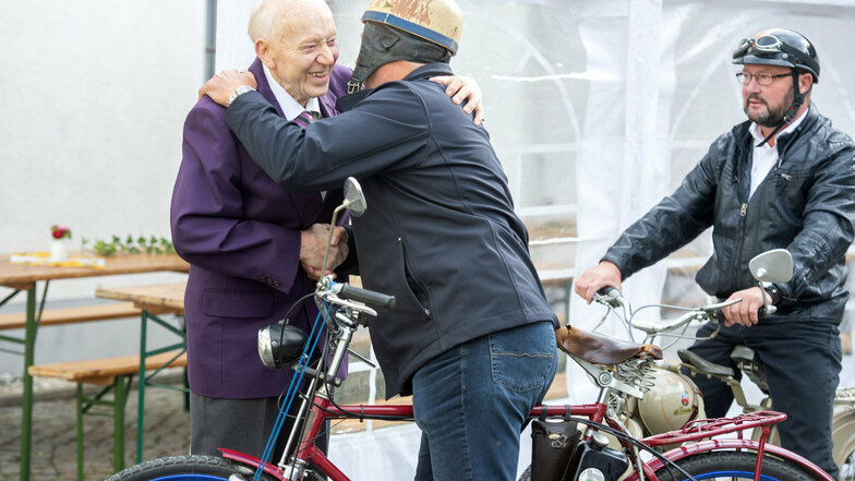 Zum 70-jährigen Arbeitsjubiläum von Konrad Dachsel (l.) in Ebersbach gratulieren ihm auch Sänger seines Männergesangsvereins, die extra auf alten Simsons und Motor-Fahrrädern gekommen sind.
