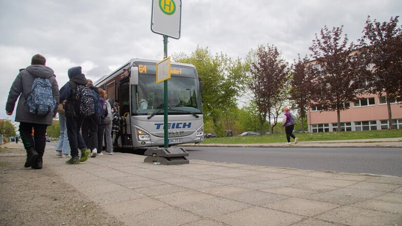 Die Bushaltestelle vor dem Gymnasium in der Bahnhofstraße in Niesky wird von Schülern aus vielen Orten genutzt.