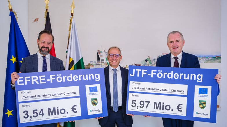 Sebastian Gemkow (links, Staatsminister für Wissenschaft, Kultur und Tourismus), Prof. Dr. Harald Kuhn (Institutsleiter, Fraunhofer-Institut für Elektronische Nanosysteme ENAS) und Thomas Schmidt (Staatsminister für Regionalentwicklung).