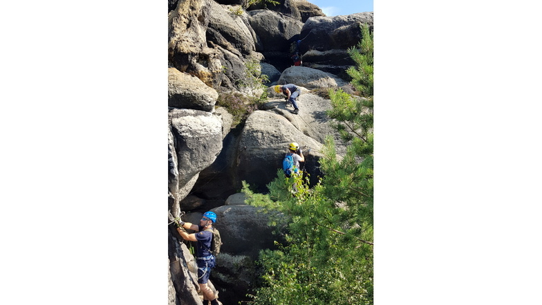 Ganz besonderer Dienstsport: Sven Nobis (vorn) und THW-Kollegen erklimmen einen Klettersteig.