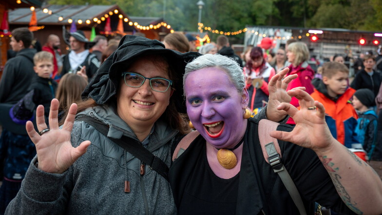 Kathleen Reichelt (links) und Stefanie Schischke freuen sich auf die Halloweenparty am Kreuzfelsen. Stefanie hat sich als Ursula, die Hexe auf dem Film „Arielle, die Meerjungfrau“, verkleidet.