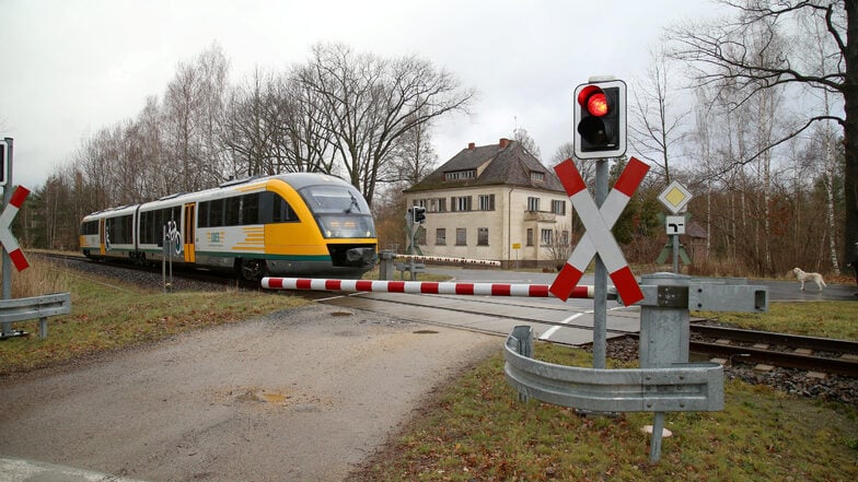 Die Triebwagen der ODEG - hier am Bahnübergang in Kodersdorf-Bahnhof - werden noch eine ganze Weile zwischen Görlitz und Cottbus verkehren. Erst in einigen Jahren wird man hier in ICE-Zügen reisen können.