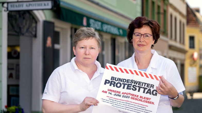 Kathrin Thiele (l.) betreibt die Stadt-Apotheke in Bischofswerda. Cordula Grüber ist Inhaberin der Sonnen-Apotheke. Beide schließen ihre Apotheken zum bundesweiten Protesttag am 14. Juni 2023.