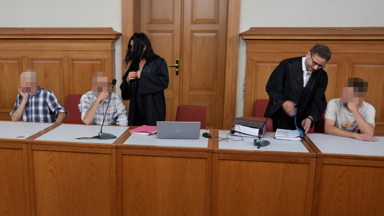 Am Landgericht in Görlitz wurden jetzt drei Männer verurteilt. Das Gericht sah es als erwiesen an, dass sie 2021 einen Mann in den Brauereiteich in Pulsnitz geworfen und damit seinen Tod verursacht hatten.