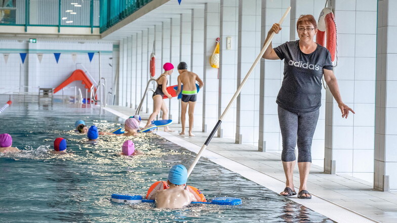 Betreut Schüler aus 14 Schulen: Grit Fischer leitet das Schulschwimmzentrum in Riesa.