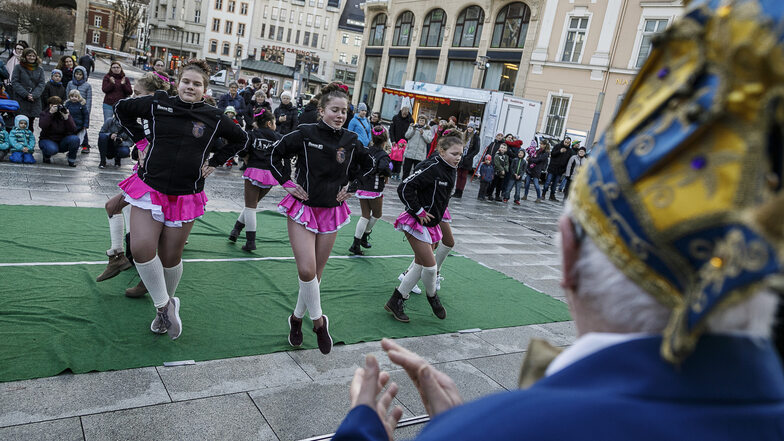 Mädchen vom Görlitzer Karnevalsverein tanzen am Dienstag auf dem Marienplatz. Ist das Kultur oder nicht? Darüber war der Landkreis zunächst unsicher.