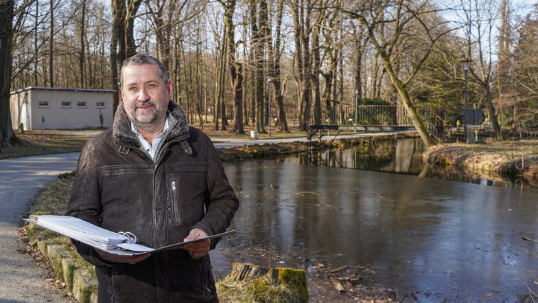 Ratlos am Inselteich: Aus der Instandsetzung des Uferbereichs ist für Großharthaus Bürgermeister Jens Krauße längst ein größeres Projekt geworden. Jetzt hat er eine Inventur für Amphibien und Reptilien beauftragt.