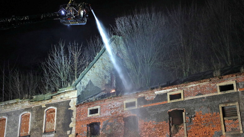 Über die Drehleiter gelangen die Feuerwehrleute an den Brand am Dach.