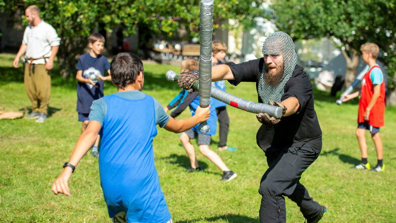 Im Ritterlager Skassa kämpft Ritter Micha der Verdorbene (r.) beim Juggern mit Schaumstoffschlägern mit einem Teilnehmer.