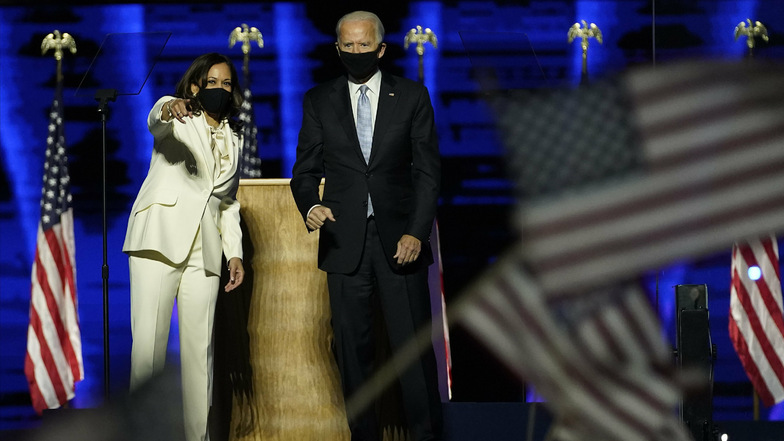 Die Wahlgewinner Joe Biden und Kamala Harris feiern ihren Sieg - mit Mund-Nasen-Schutz.