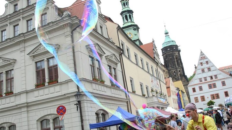 Clown Rufi Rafi aus Polen bietet eine Show mit Seifenblasen in allen Größen.