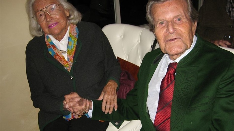 Norman Dyhrenfurth (99) mit Lebensgefährtin Marie (97). Schon 1952 war er Kameramann bei einer Schweizer Everest Expedition. 1963 führte er die erste Überschreitung des Everets-Gipfelaufbaus durch. J.F. Kennedy zeichnete den Filmemacher dafür aus. Marylin