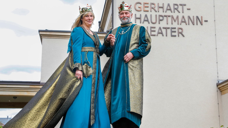 Kaiser-Paar zeigt neue Kleider