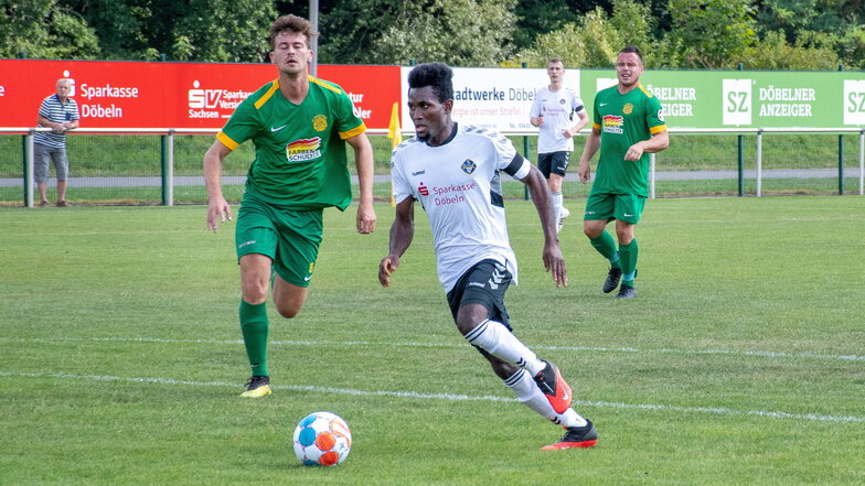 Amidu Dadi (am Ball) brachte den Döbelner SC im Spiel gegen den SV Tresenwald Machern bereits nach acht Minuten in Führung. Am Ende hieß es 4:0 für die Gastgeber.