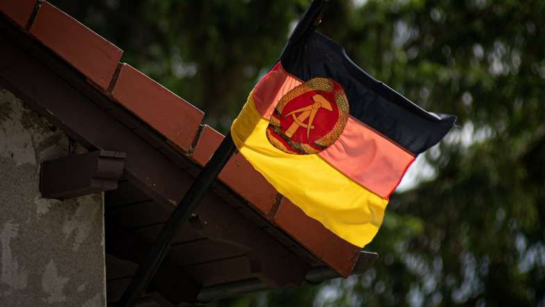 Diese DDR-Fahne weht bei einem Handwerker aus dem Landkreis Bautzen am Haus. Er steht vor Gericht, weil er eine Gerichtsvollzieherin bedroht haben soll.