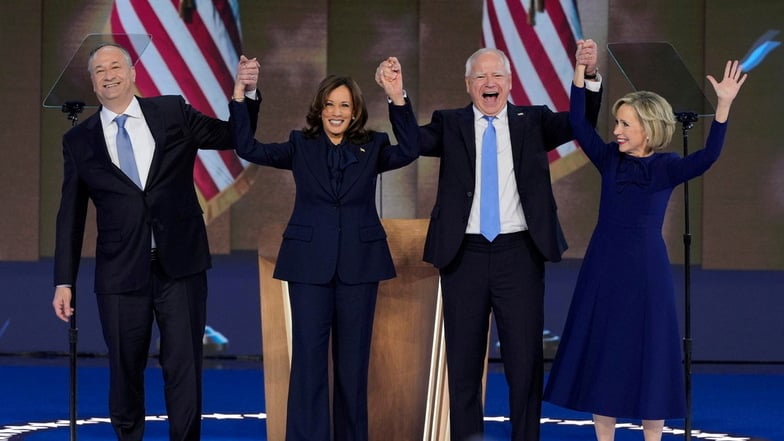 Kamala Harris und Tim Walz lassen sich auf dem Parteitag der Demokraten mit ihren Ehepartnern feiern.