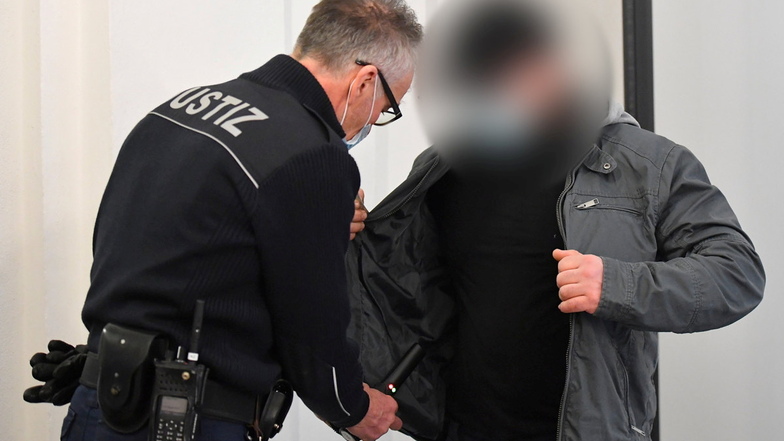 Einer der drei Angeklagten kommt am Montag zum Beginn des Prozesses ins Landgericht Dresden. Den Männern wird die Mitgliedschaft in einer kriminellen Vereinigung, Diebstahl und Körperverletzung vorgeworfen.