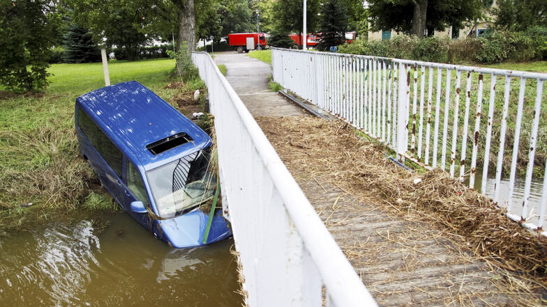 Während des Neißehochwassers 2010 verklemmte sich ein Transporter unter der Pließnitzbrücke in Hagenwerder. Die Brücke aber steht bis heute.