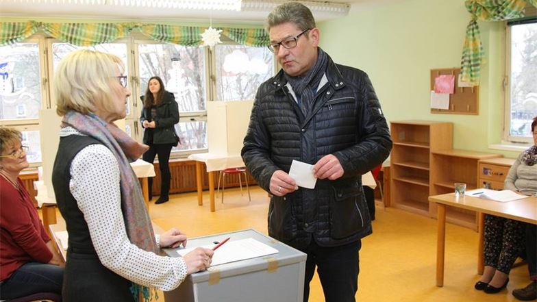 Der amtierende Bürgermeister Klaus-Peter Hanke ging am Nachmittag in die Kita Spatzennest zum Wählen.