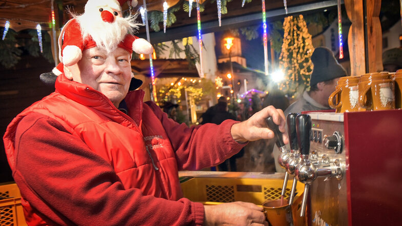 Otto Karitzki ist immer fürs Plaudern oder einen Scherz zu haben. Die Weihnachtsmannmütze gehört zur Ausstattung des 72-Jährigen, der seit zwölf Jahren auf dem Weihnachtsmarkt Feuerzangenbowle ausschenkt.