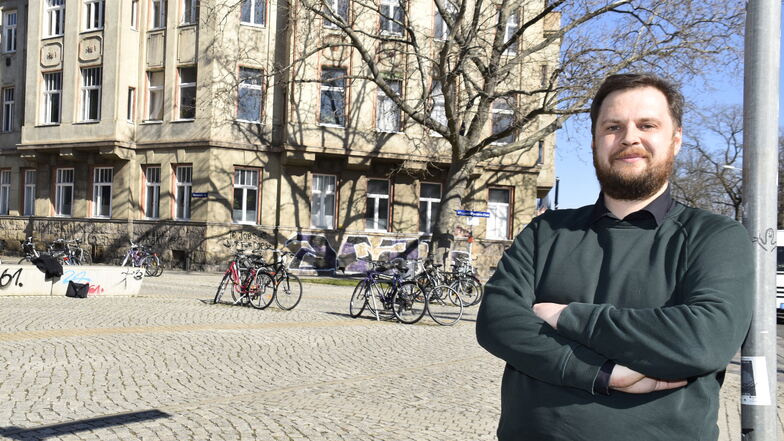 SPD-Stadtrat Vincent Drews am Alexander-Puschkin-Platz. Er rechnet mit einer neuen Sanierungswelle in Süd-Pieschen.