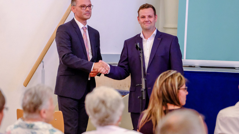 Verlierer mit einem Lächeln: Der CDU-Kreisvorsitzende Sebastian Fischer (r.) gratuliert seinem siegreichen Kontrahenten Ralf Hänsel, Bürgermeister von Zeithain.