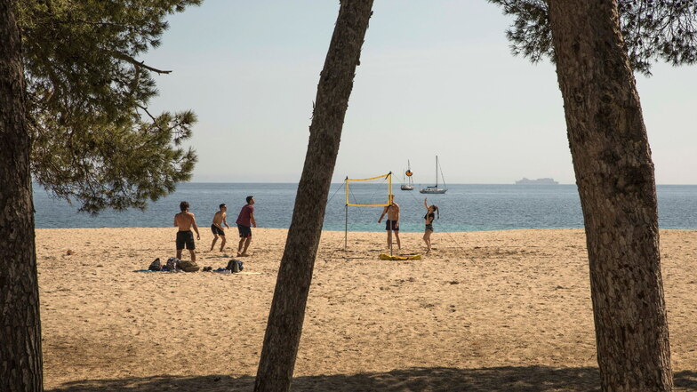 Spanien, Palmanova: Junge Menschen spielen Volleyball am Strand. Wegen stark sinkender Corona-Infektionszahlen hat die Bundesregierung die Reisebeschränkungen für Mallorca aufgehoben.