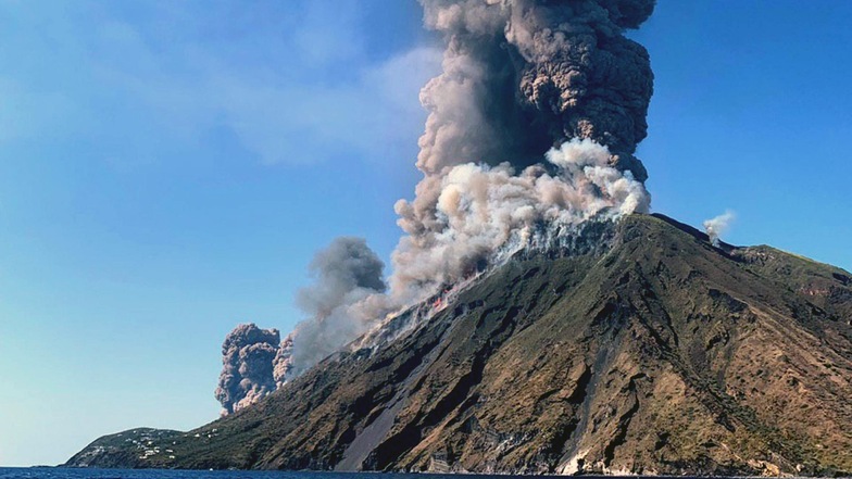 Ein heftiger Ausbruch des Vulkans Stromboli in Italien hat Touristen und Einwohnern Angst und Schrecken eingejagt und einen Menschen das Leben gekostet.