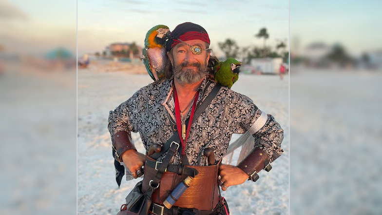 Bunter Vogel: Keith R. Moses alias Captain Silver ist auf unzähligen Handyfotos von Touristen verewigt. Meistens mit dabei: Nauti Parrot (l.) und Billy Bonez (r.).